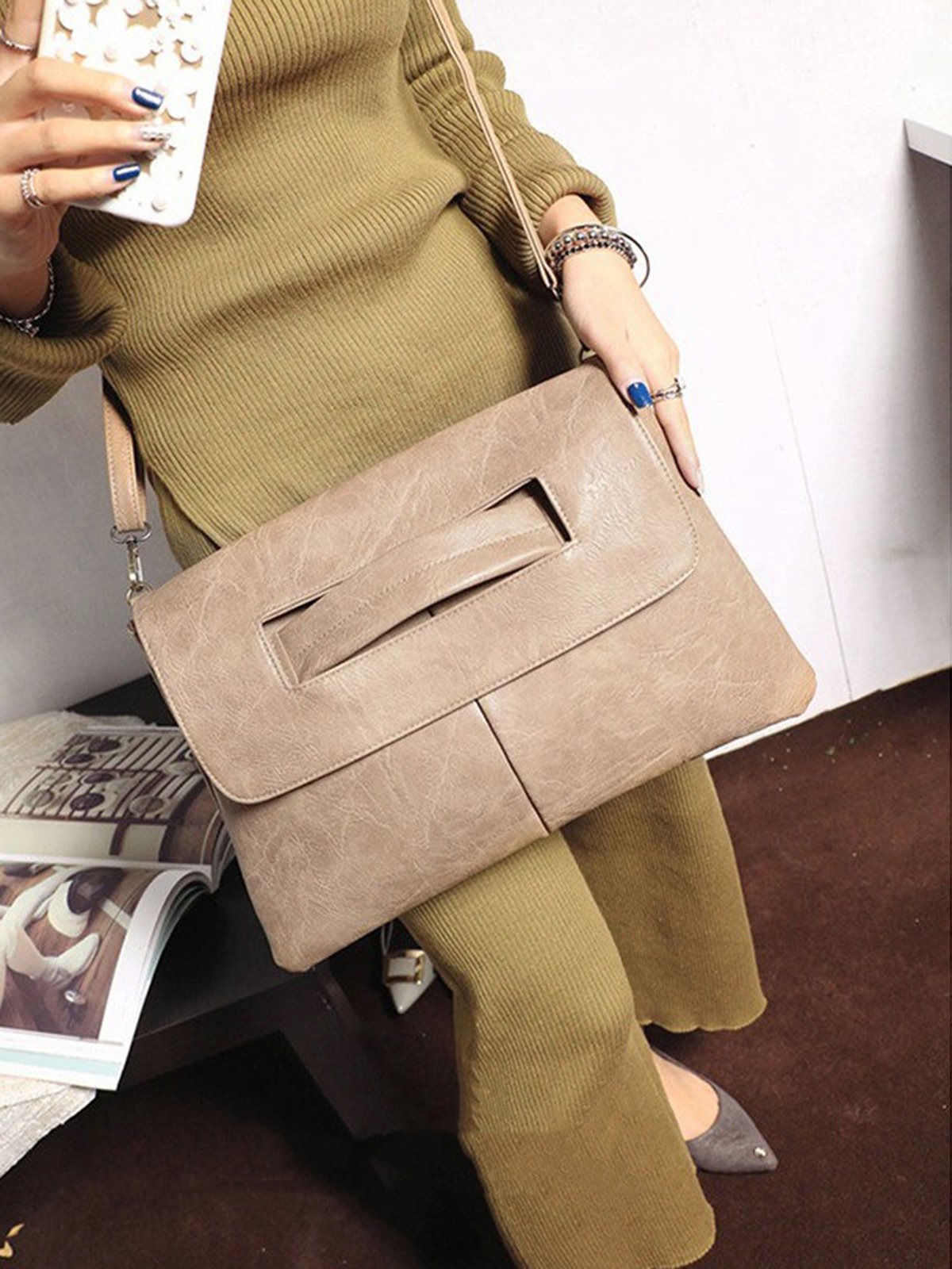 Women Large Capacity Commuting Magnetic Clutch Bag with Crossbody Strap