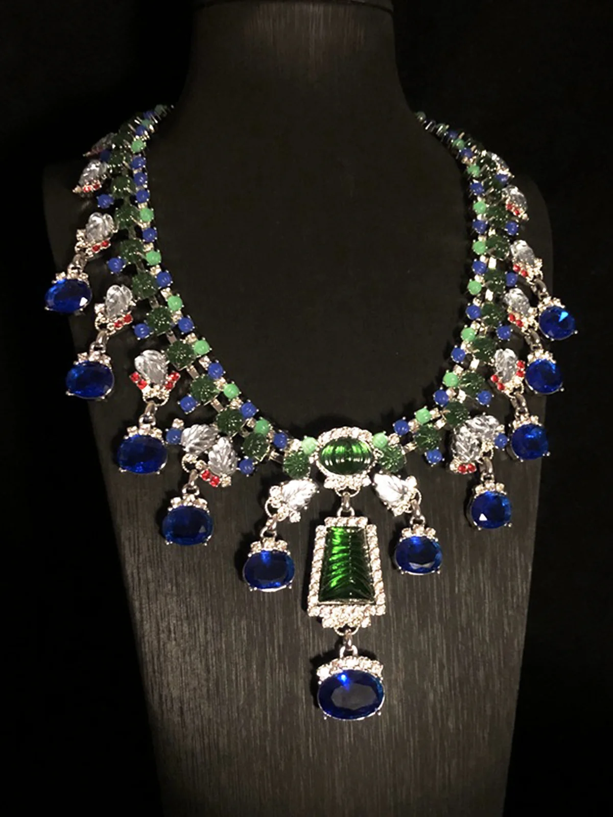 Second-hand blue rhinestone necklace